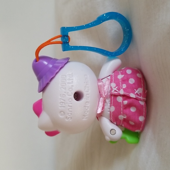 Hello Kitty Keychain - Picture 2 of 3